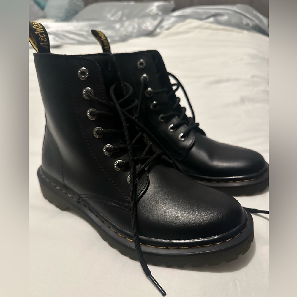 NEW DOC MARTINS BLACK SZ: 9W